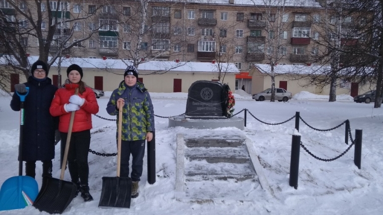 Шумерлинские волонтеры вышли на очистку памятных мест от снега
