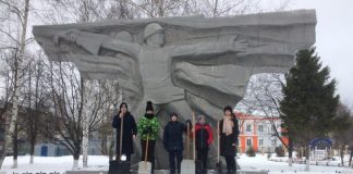 Шумерлинские волонтеры вышли на очистку памятных мест от снега Шумерлинские волонтеры вышли на очистку памятных мест от снега
